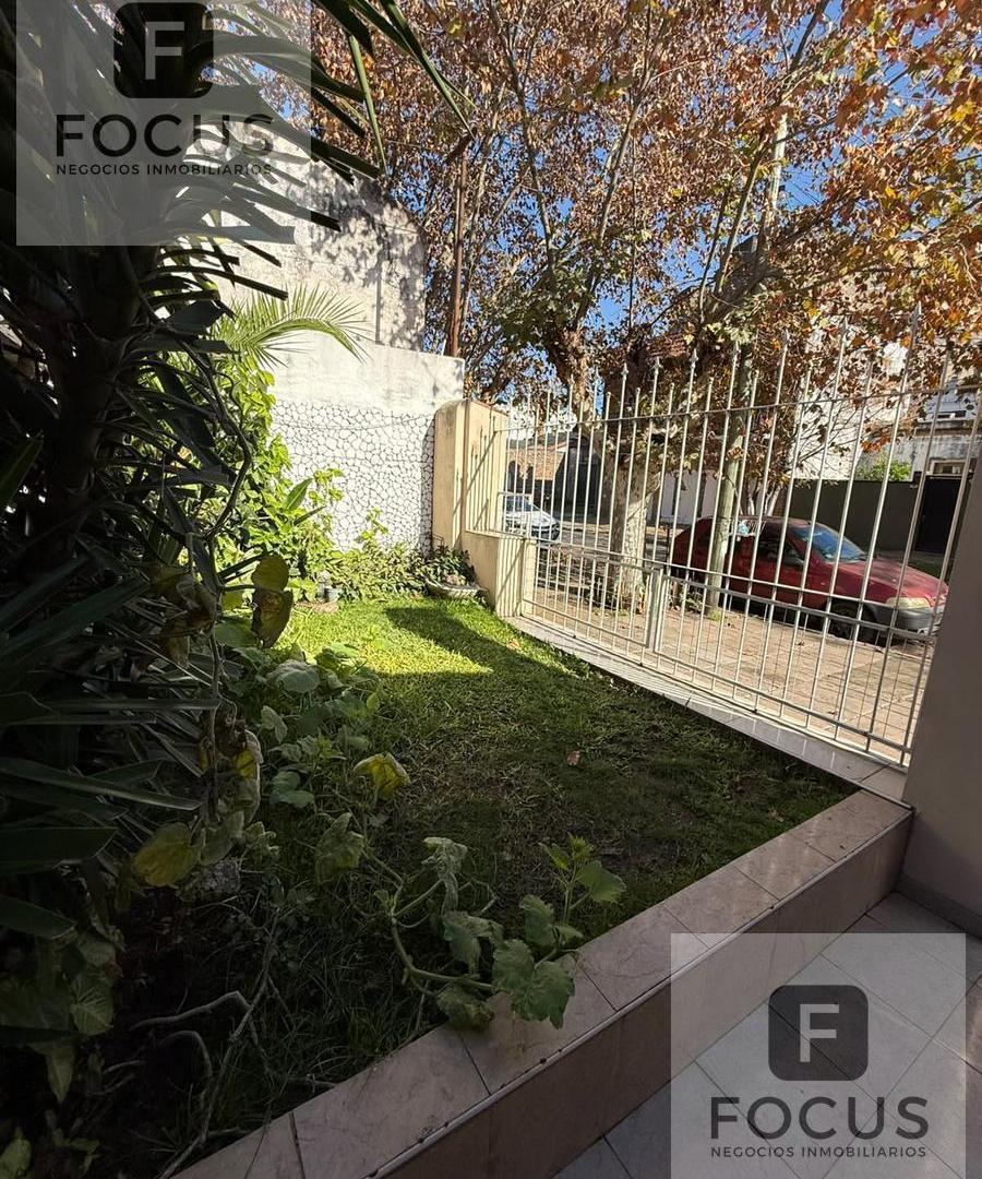 Foto de Casa Lote propio con garage patios y terraza en Villa Lynch!, imagen 1