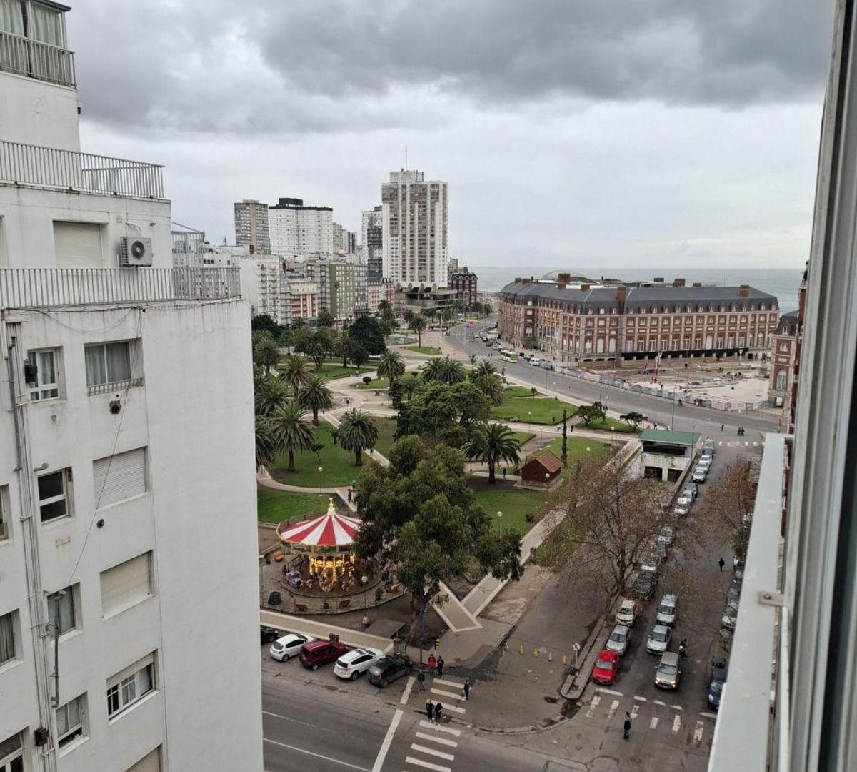 Foto de Departamento ambiente y medio en impecable estado hermosa vista a plaza, imagen 2
