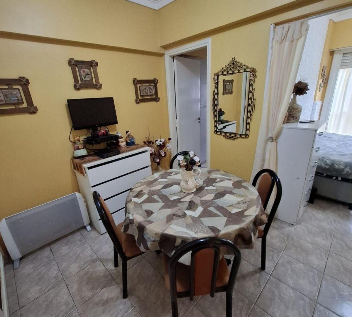 Foto de Departamento ambiente y medio en impecable estado hermosa vista a plaza, imagen 1