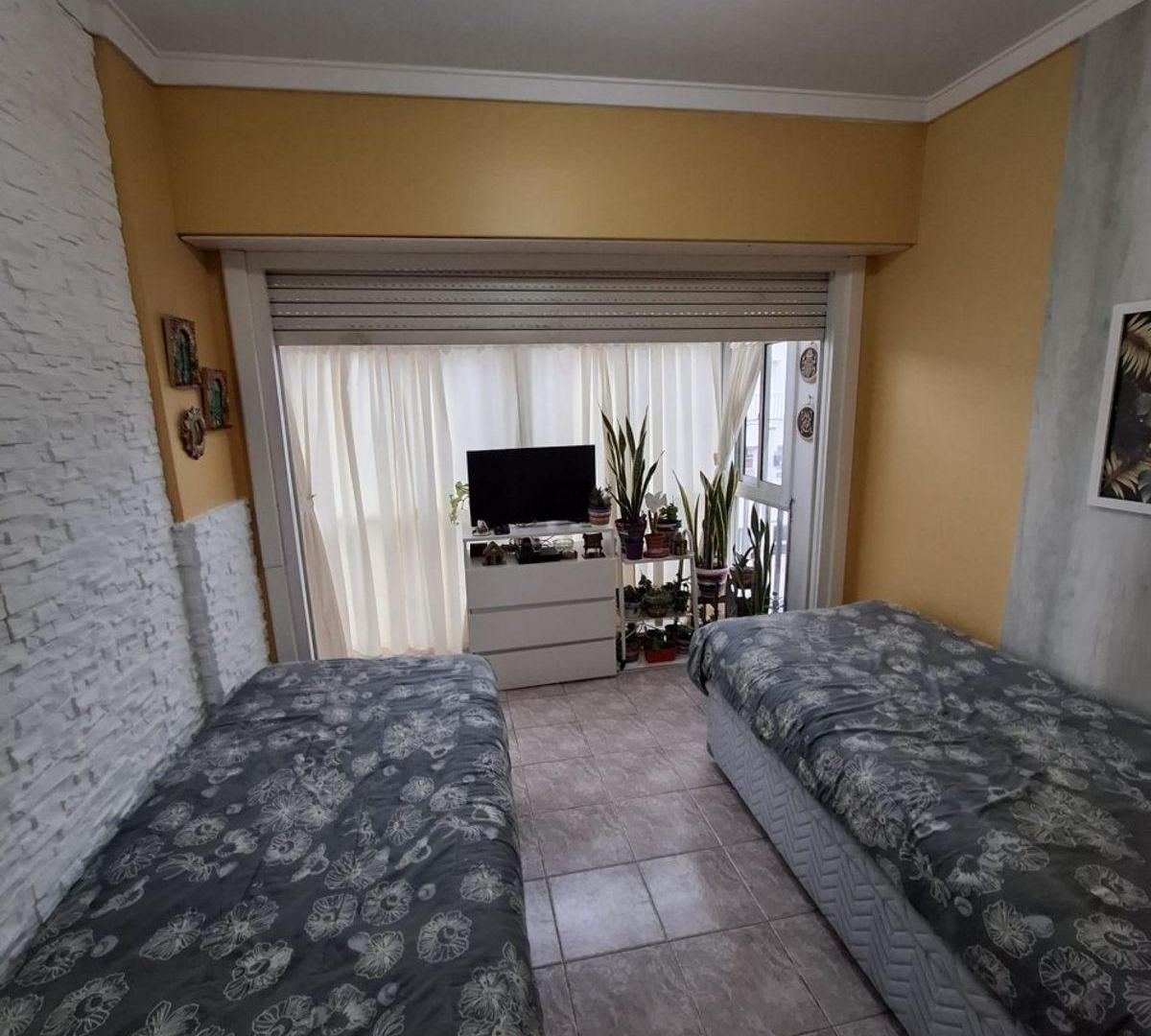 Foto de Departamento ambiente y medio en impecable estado hermosa vista a plaza, imagen 3