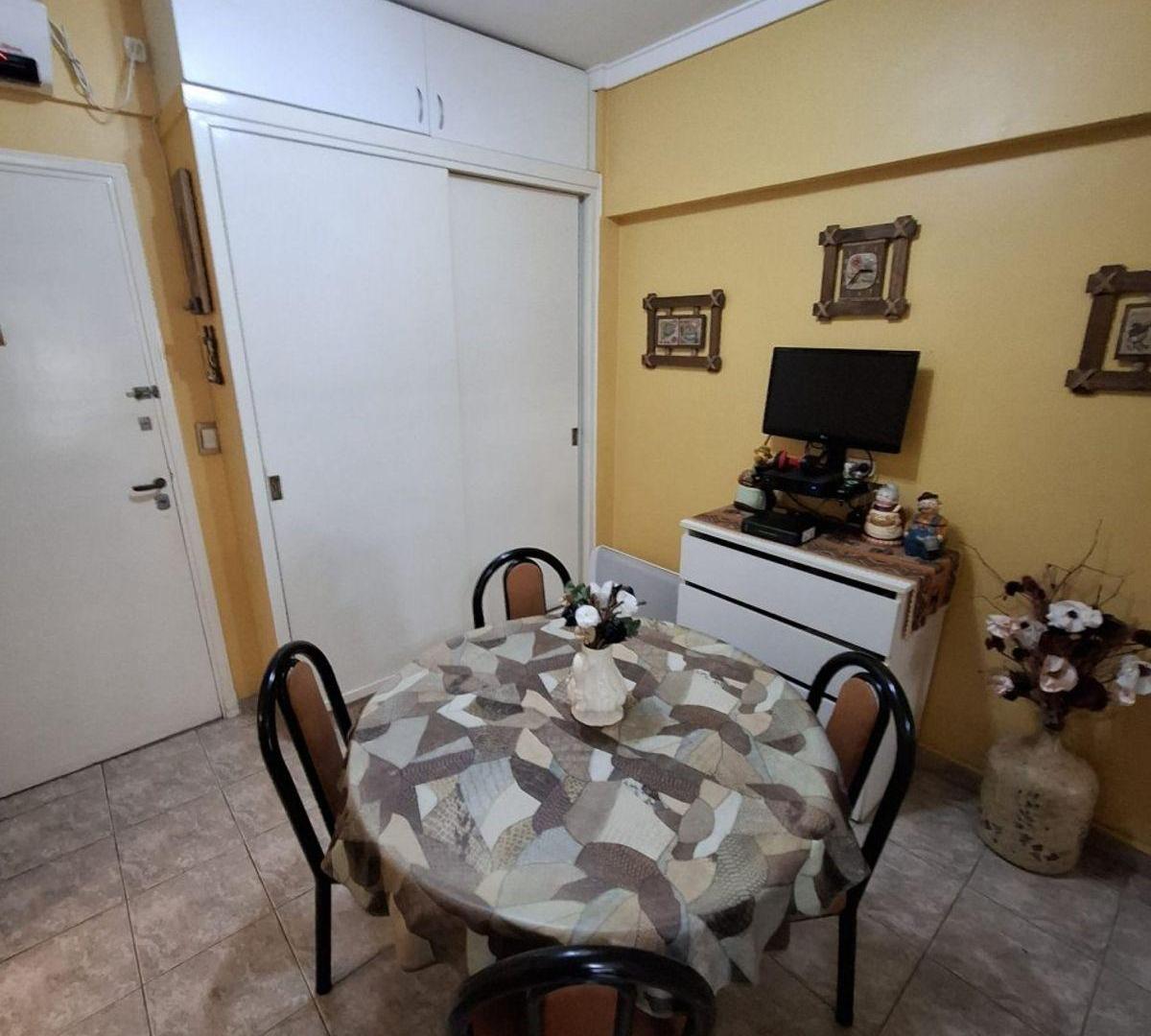 Foto de Departamento ambiente y medio en impecable estado hermosa vista a plaza, imagen 4