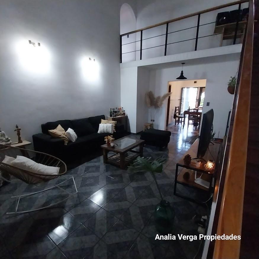 CASA EN VENTA MAS DOS DEPARTAMENTOS LANUS