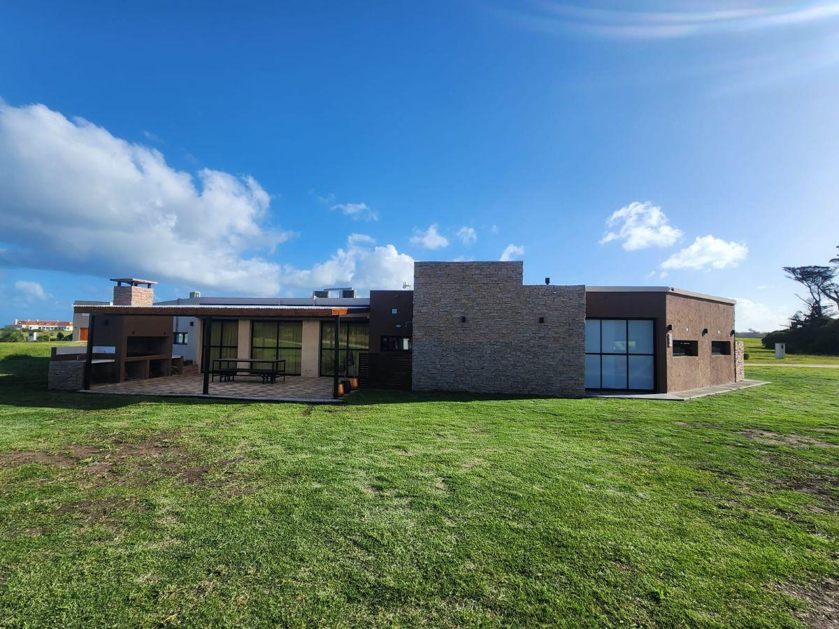 Casa con 830 m² y 3 dormitorios en venta en Barrio Privado