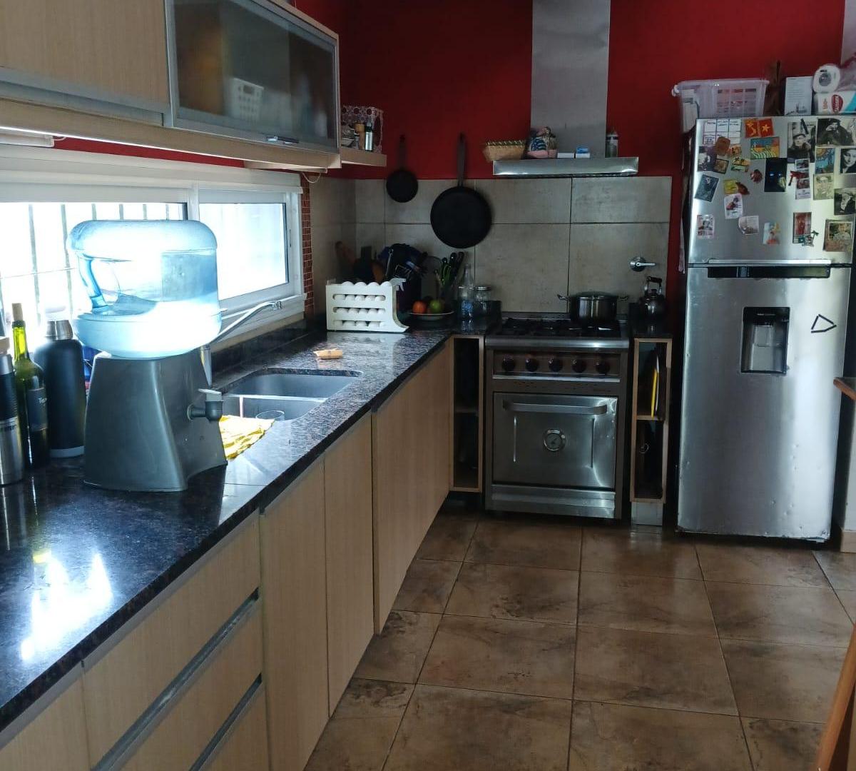 Foto de SE VENDE CASA CUATRO AMBIENTES MAS QUINCHO COMPLETO LOTE 1000MTS, imagen 1