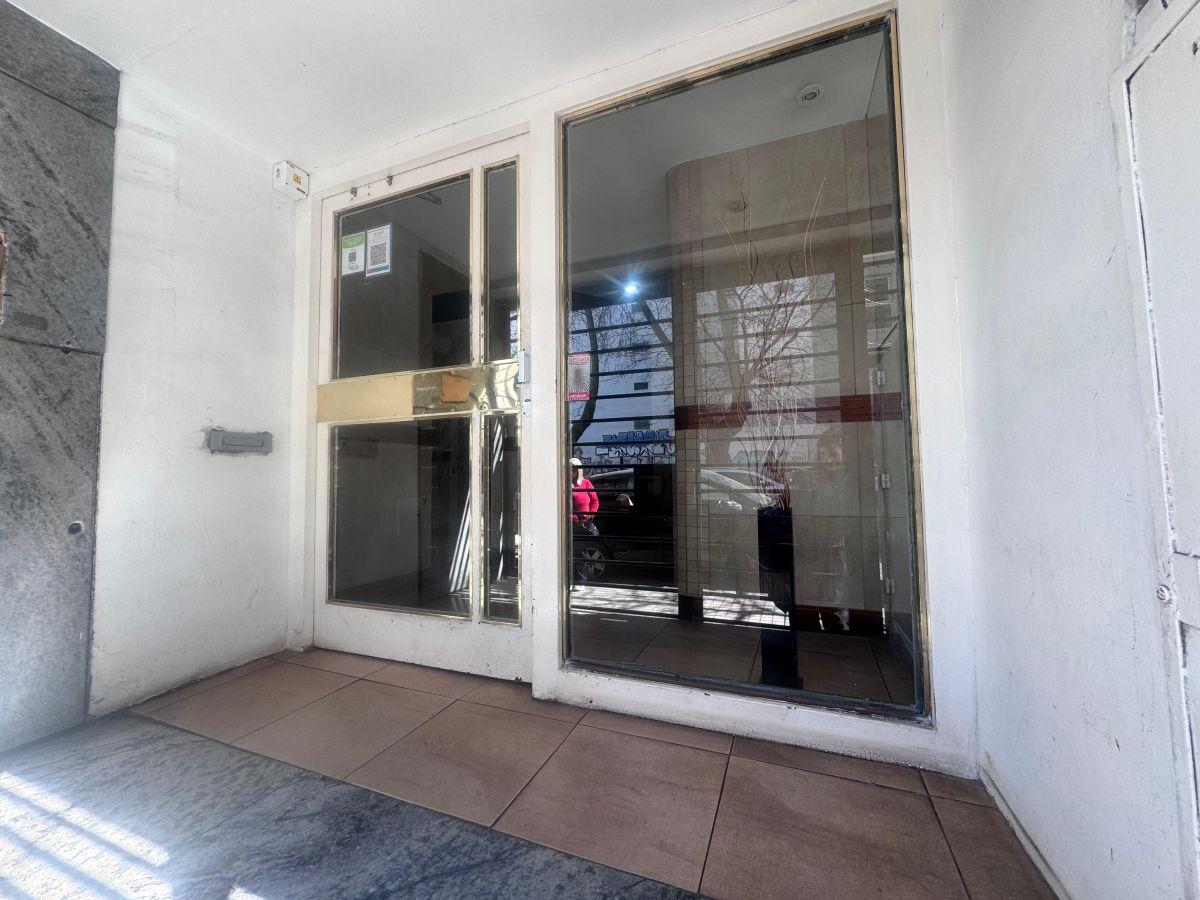 Foto de DEPARTAMENTO DE 1 AMBIENTE TERCER PISO CON BALCÓN A LA CALLE – PLAZA, imagen 2