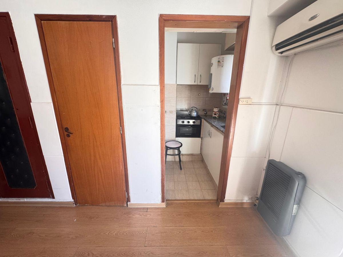 Foto de DEPARTAMENTO DE 1 AMBIENTE TERCER PISO CON BALCÓN A LA CALLE – PLAZA, imagen 4