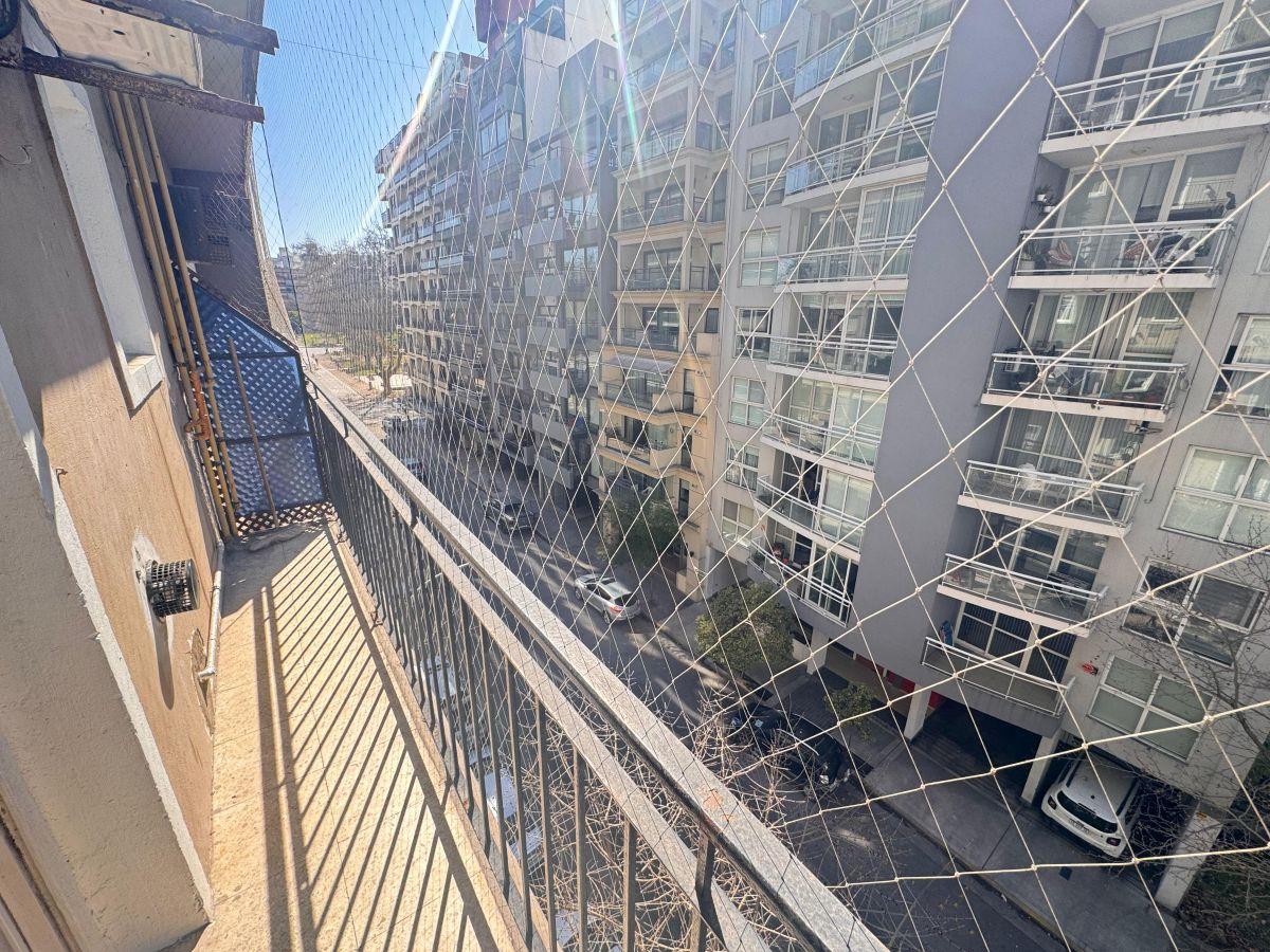 Foto de DEPARTAMENTO DE 1 AMBIENTE TERCER PISO CON BALCÓN A LA CALLE – PLAZA, imagen 1
