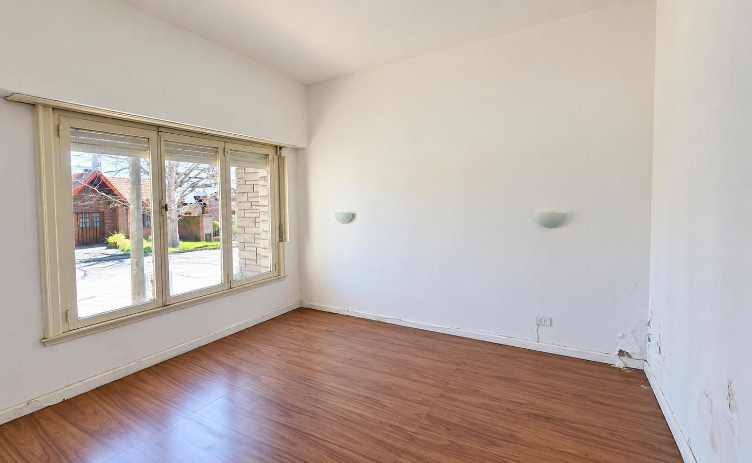 Foto de Venta Casa 4 ambientes con garage Zona Divino Rostro, imagen 2
