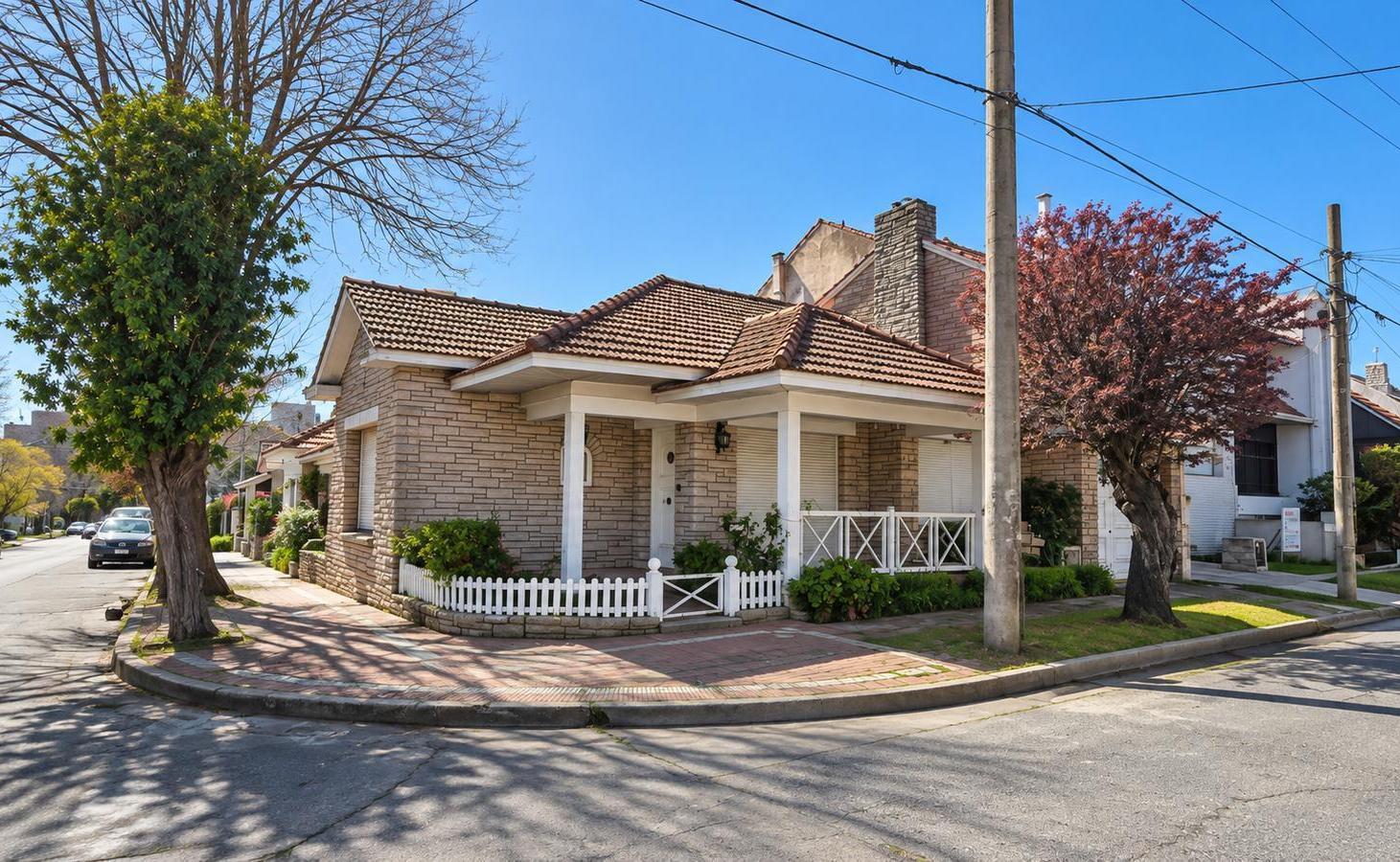 Venta Casa 4 ambientes con garage Zona Divino Rostro