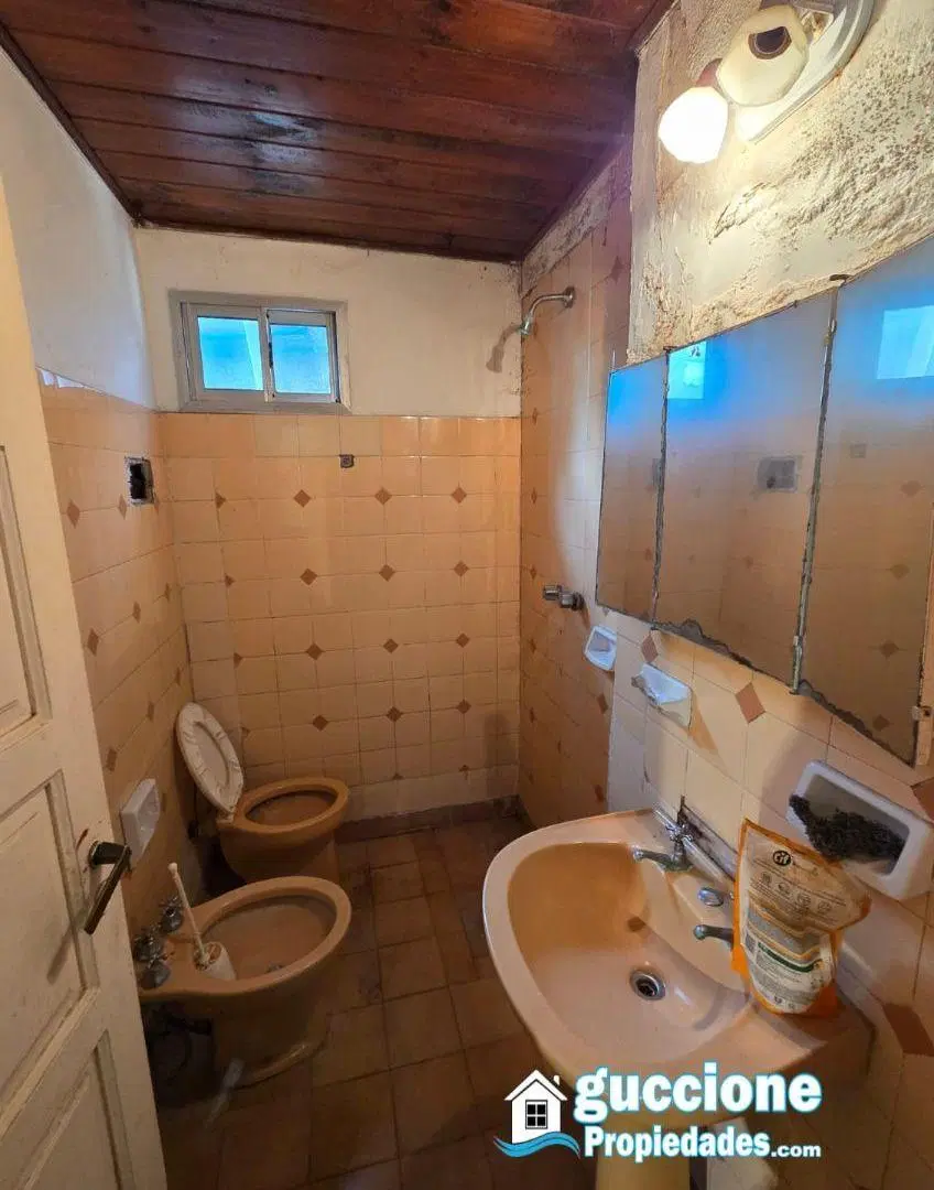 CASA ESTILO AMERICANA DE 3 AMBIENTES mas DEPARTAMENTO 2 AMBIENTES 4