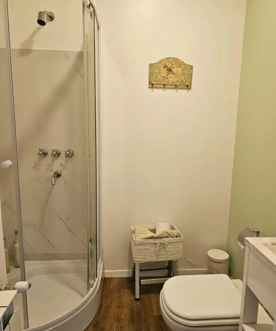 Excelente Casa 4 ambientes con doble cochera cubierta, galería con parrilla! 2