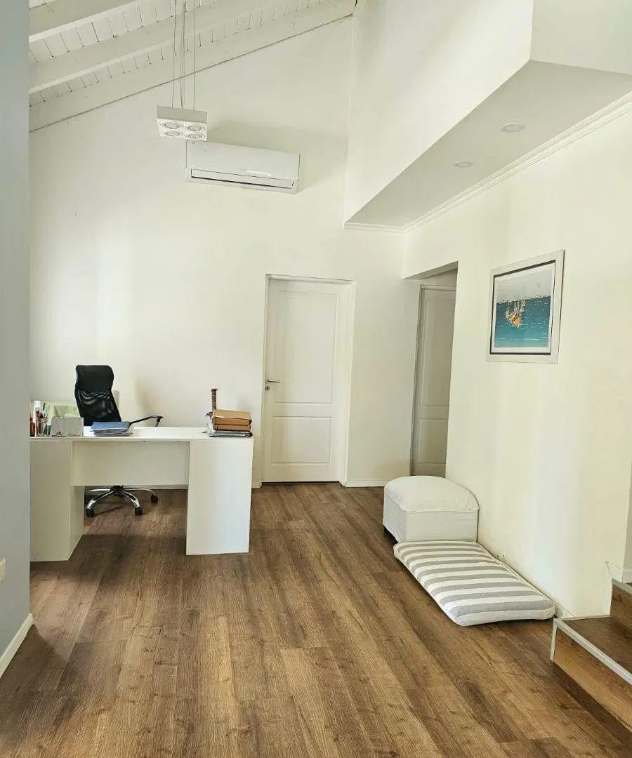 Excelente Casa 4 ambientes con doble cochera cubierta, galería con parrilla! 4