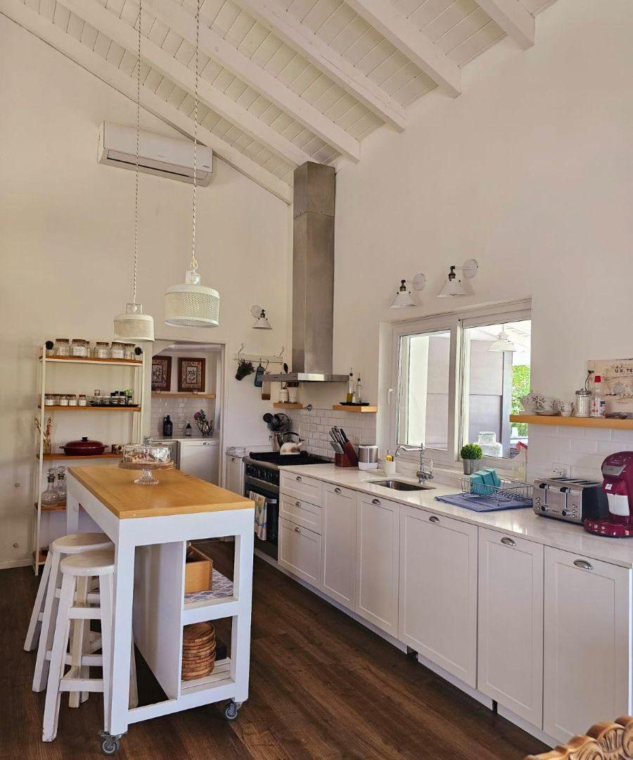 Foto de Excelente Casa 4 ambientes con doble cochera cubierta, galería con, imagen 3