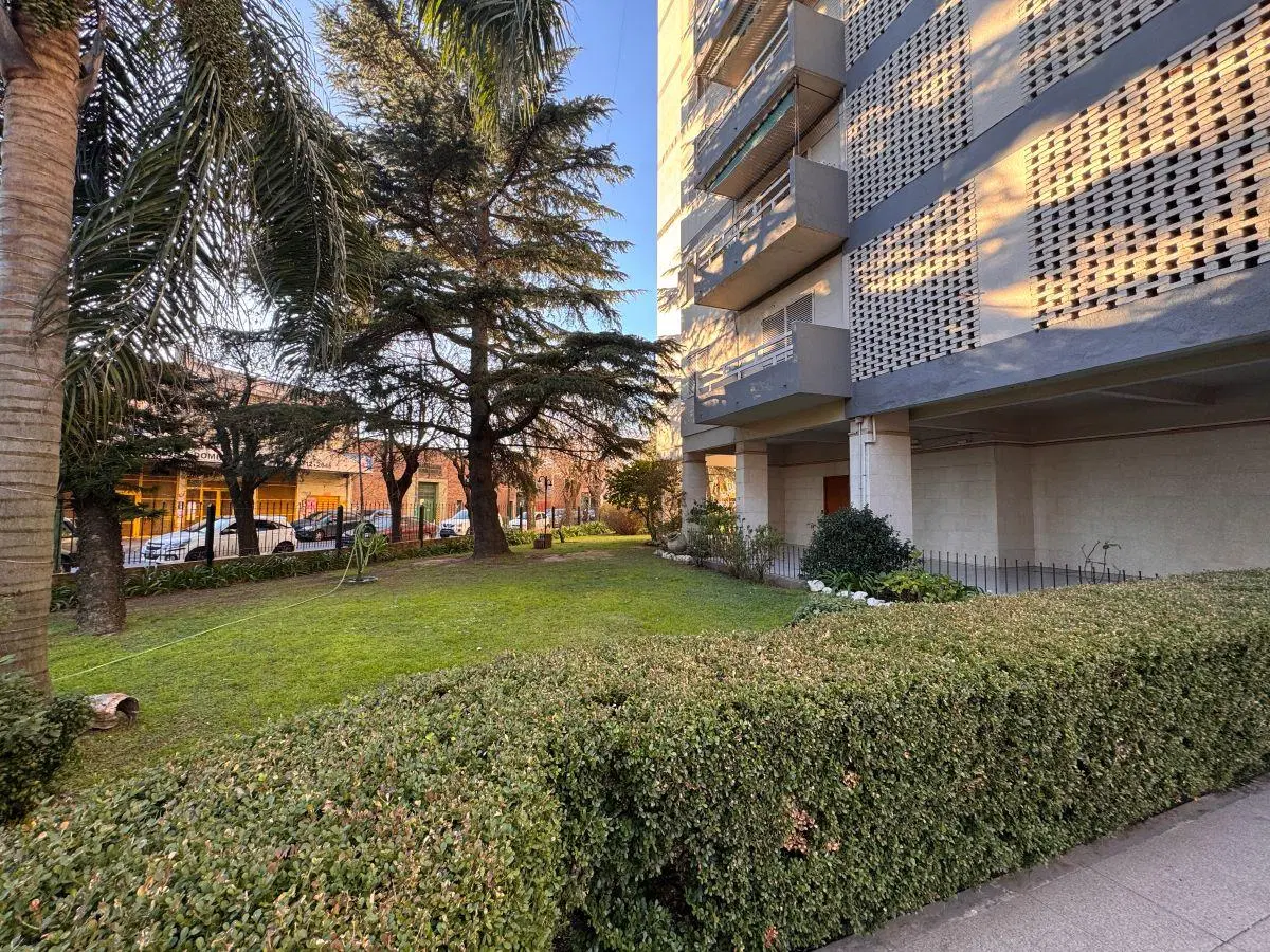 Excelente departamento 3 ambientes con balcón al frente , vista abierta ! 2