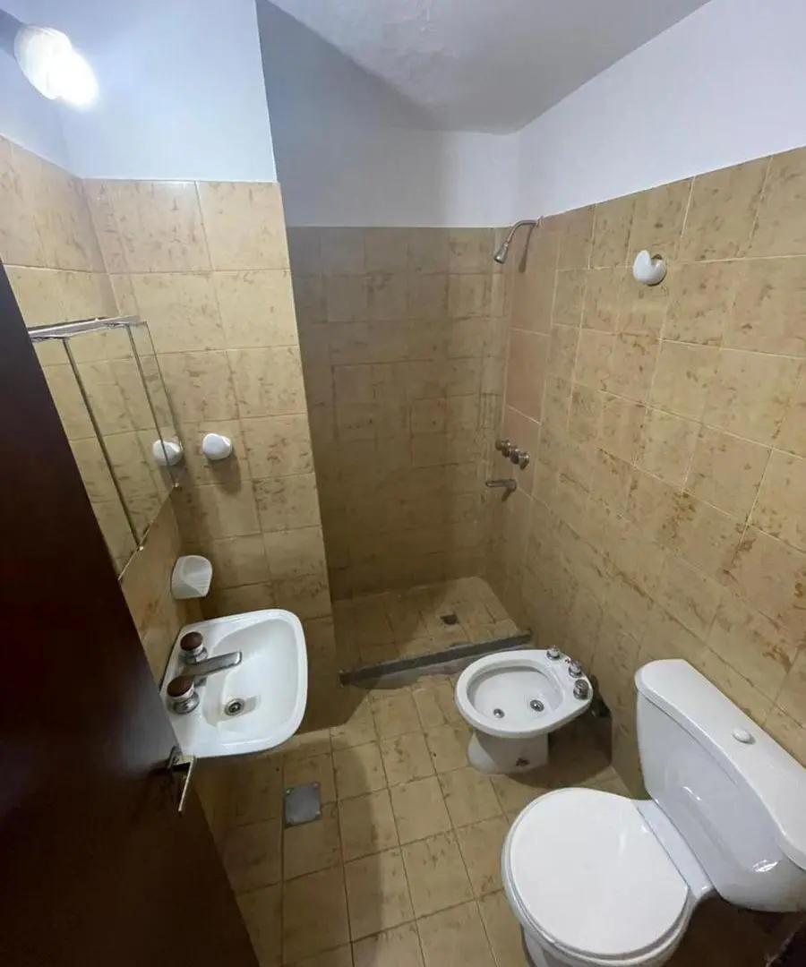 ALQUILER | Centro | Monoambiente. 8° Piso | Uso comercial o vivienda | Coc. Separada. | Expensas baj 4
