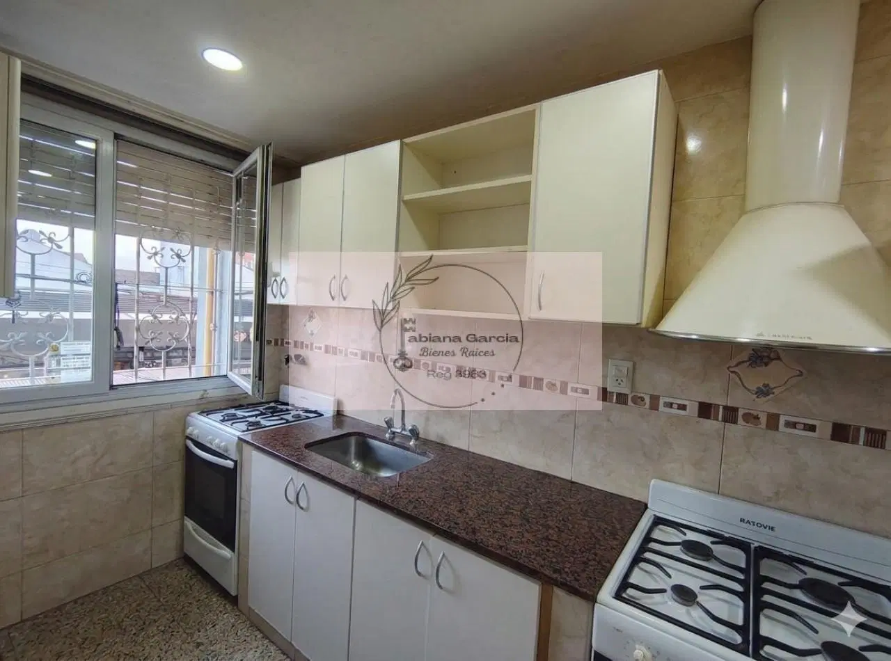 VENTA 3 Ambientes a la Calle en Esquina - Pleno Centro Comercial San Juan 8