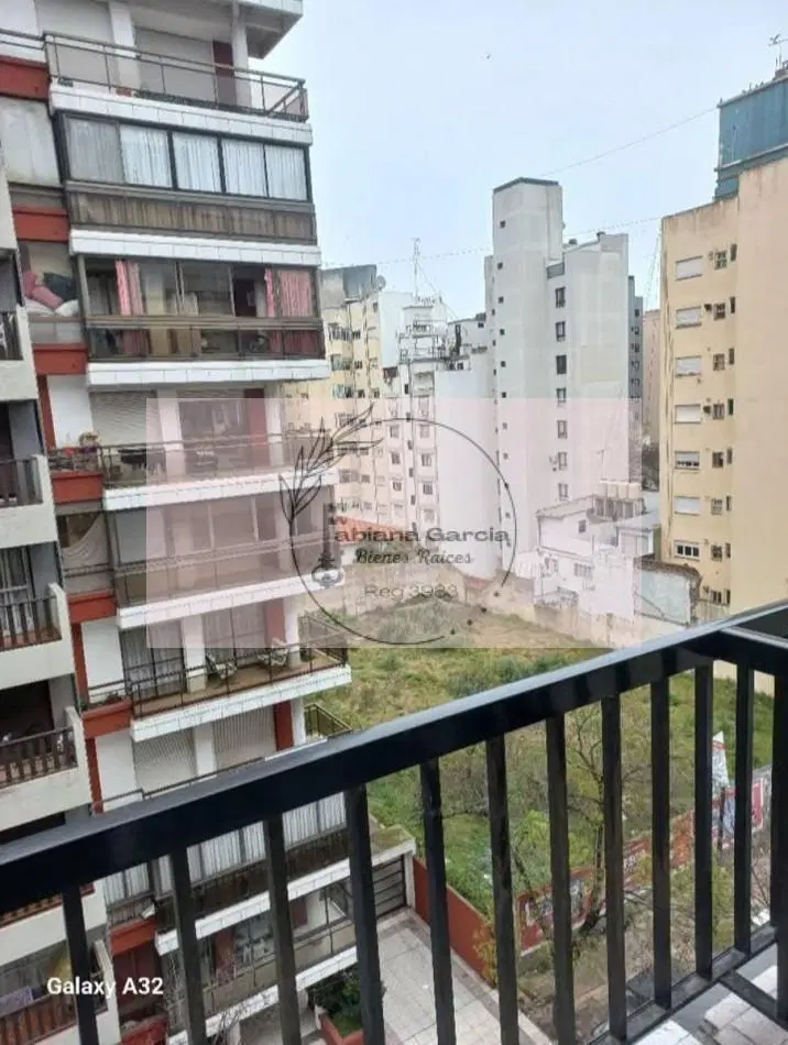 Ambiente Amplio con Balcon a La Calle en Sexto Piso! Muy Luminoso! 4