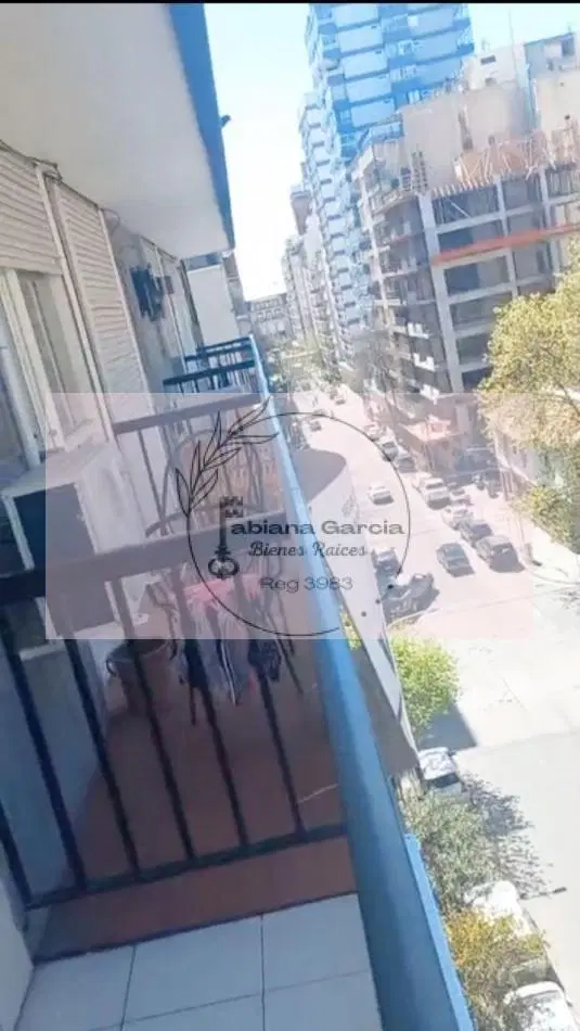 Ambiente Amplio con Balcon a La Calle en Sexto Piso! Muy Luminoso! 3