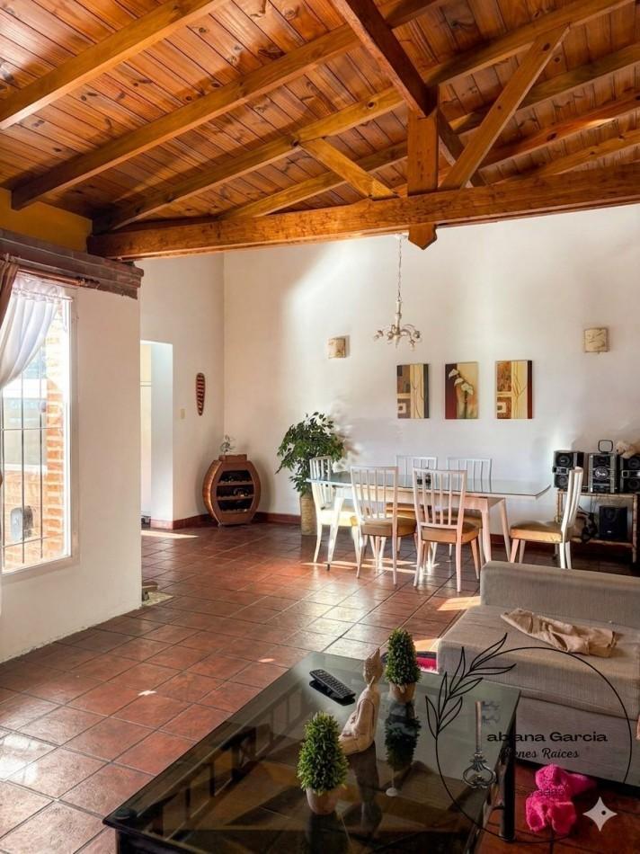 Foto de VENTA IMPECABLE CHALET RUSTICO DE 3 AMBIENTES CON GRAN PARQUE - CAISAMAR, imagen 2
