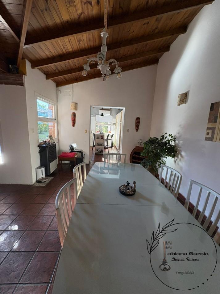 Foto de VENTA IMPECABLE CHALET RUSTICO DE 3 AMBIENTES CON GRAN PARQUE - CAISAMAR, imagen 3