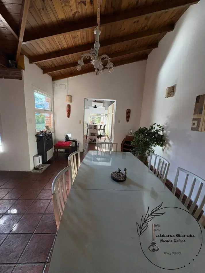 VENTA IMPECABLE CHALET RUSTICO DE 3 AMBIENTES CON GRAN PARQUE - CAISAMAR 2