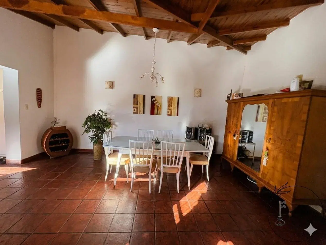 VENTA IMPECABLE CHALET RUSTICO DE 3 AMBIENTES CON GRAN PARQUE - CAISAMAR 4