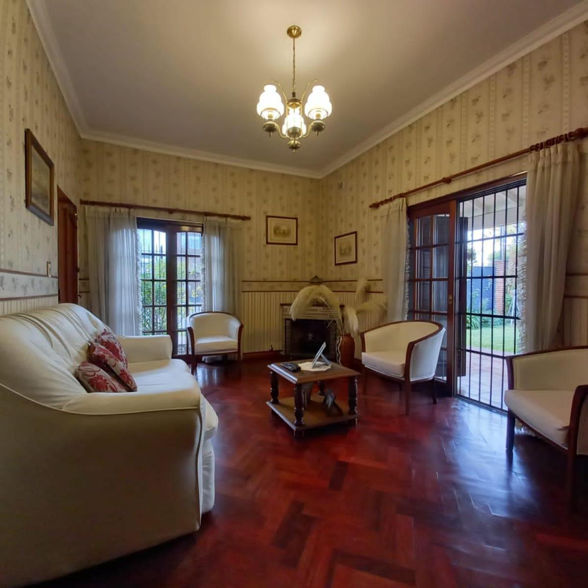 Casa 4 ambientes 3 dormitorios con jardin en Castelar