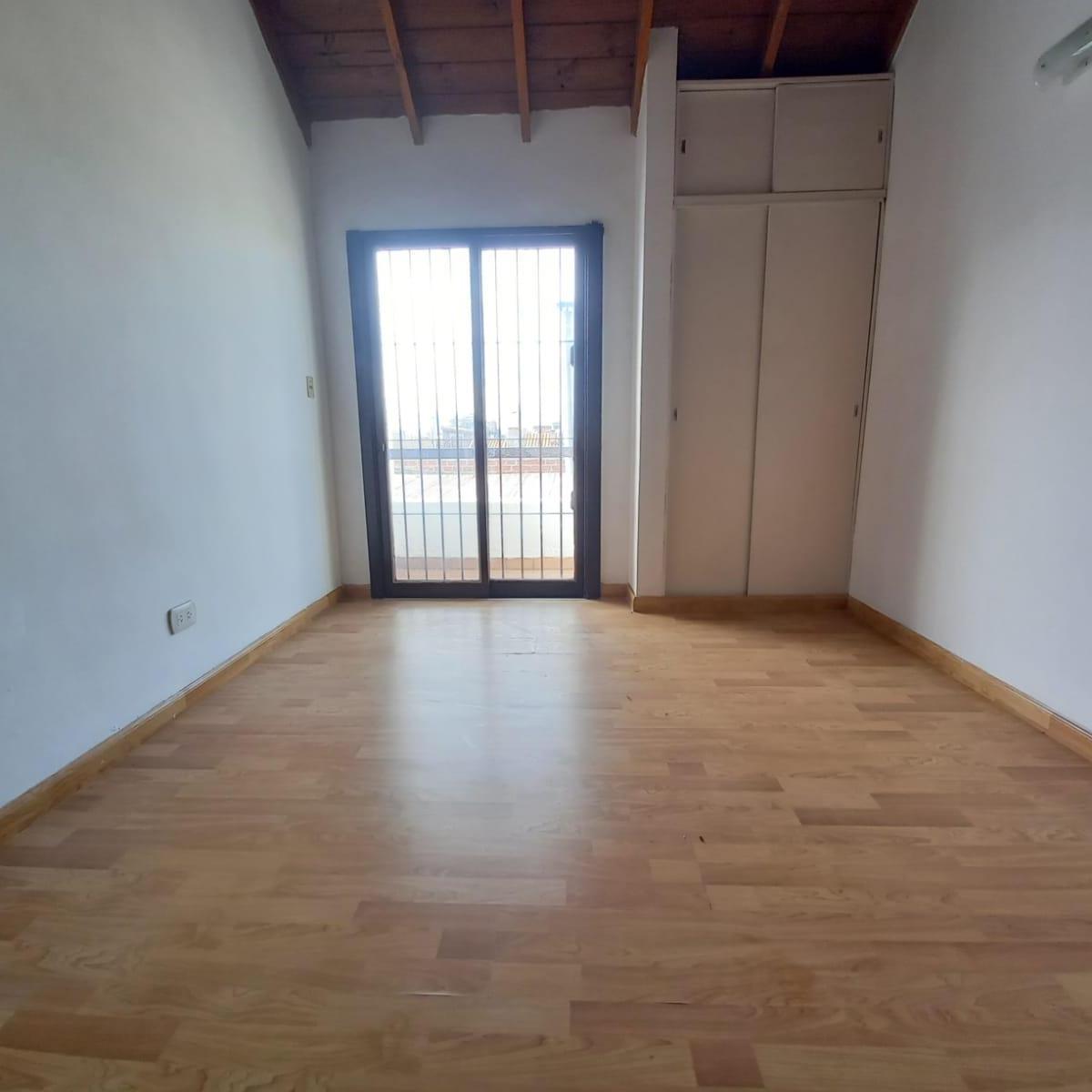 Foto de Casa duplex 2 ambientes con cochera en Castelar, imagen 2