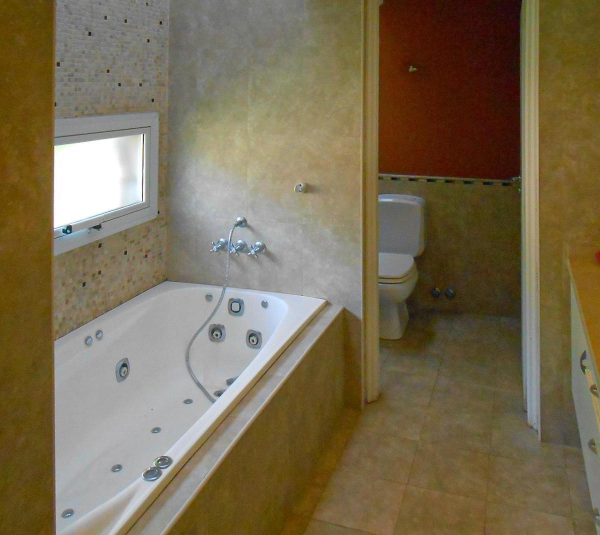 Casa de 5 Dorm., Suite, Escritorio, Parque y Pileta en Castelar 3