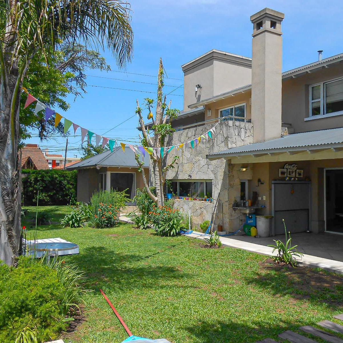 Casa de 5 Dorm., Suite, Escritorio, Parque y Pileta en Castelar 2