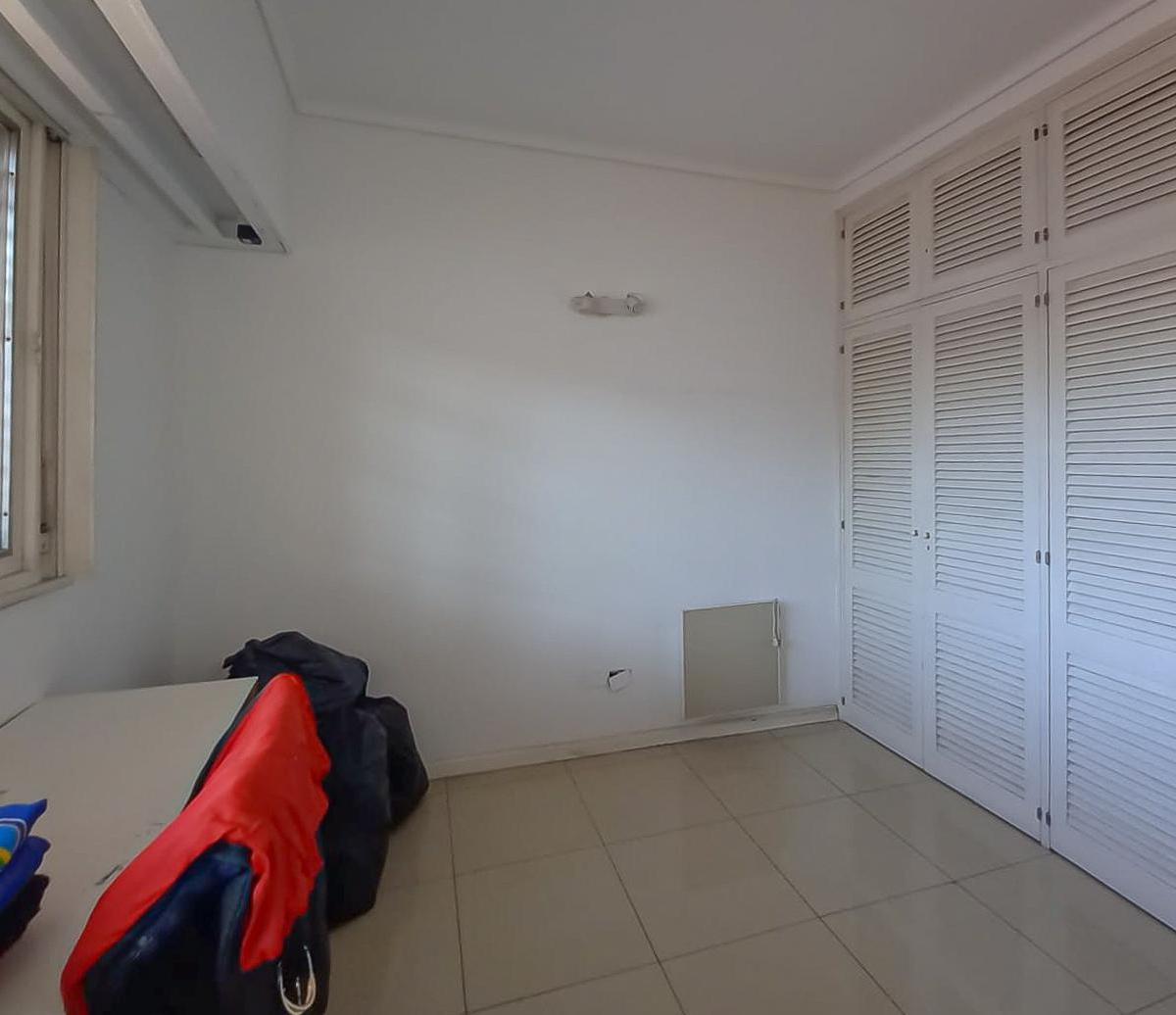 Casa Chalet de 6 Ambientes 5 Dorm. y Jardín en Castelar 3