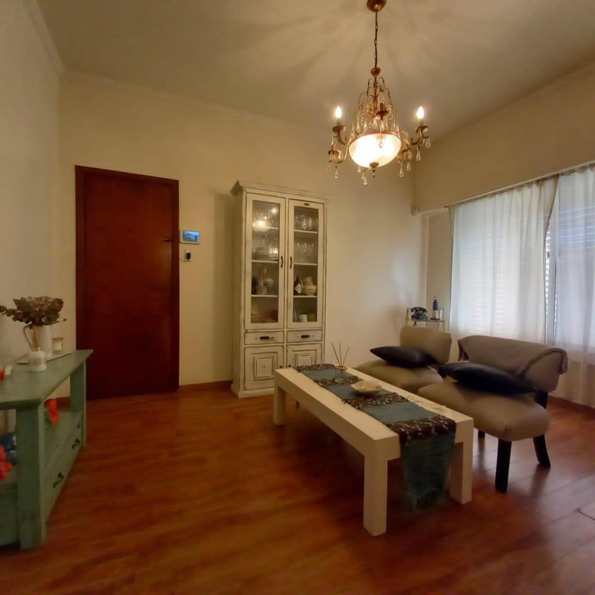 Casa chalet de 5 ambientes y jardín en Ituzaingó