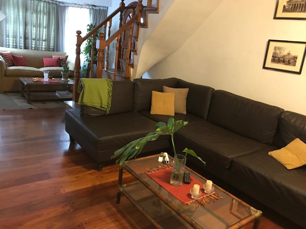 Casa chalet de 6 ambientes 5 dormitorios con pileta en Castelar