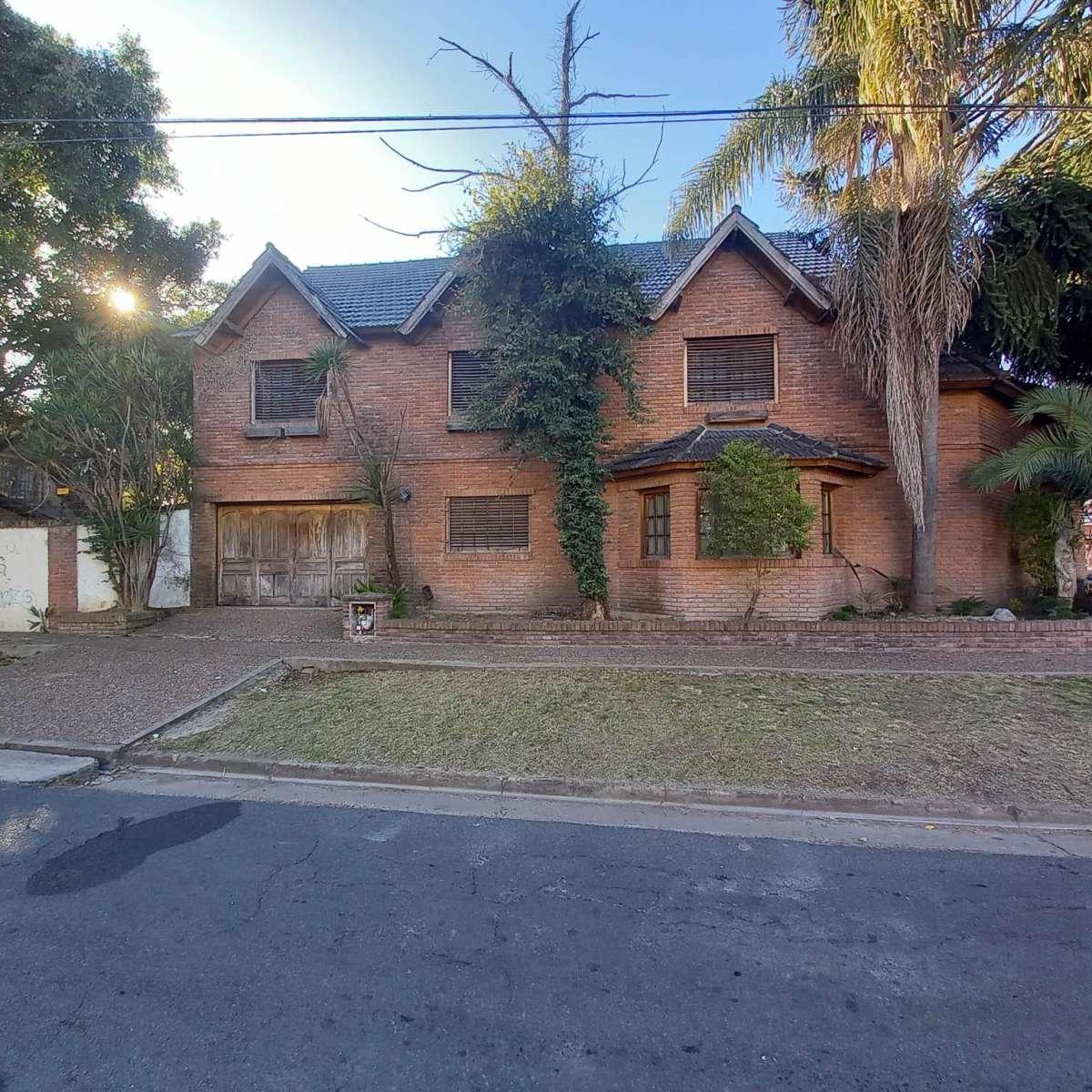Casa de 4 Dorm. Suite + Playroom Jardin y Pileta en Castelar 1