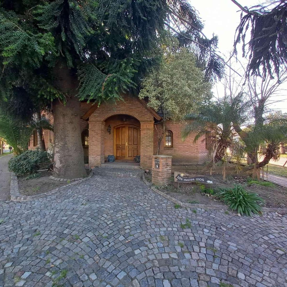 Casa de 4 Dorm. Suite + Playroom Jardin y Pileta en Castelar 3