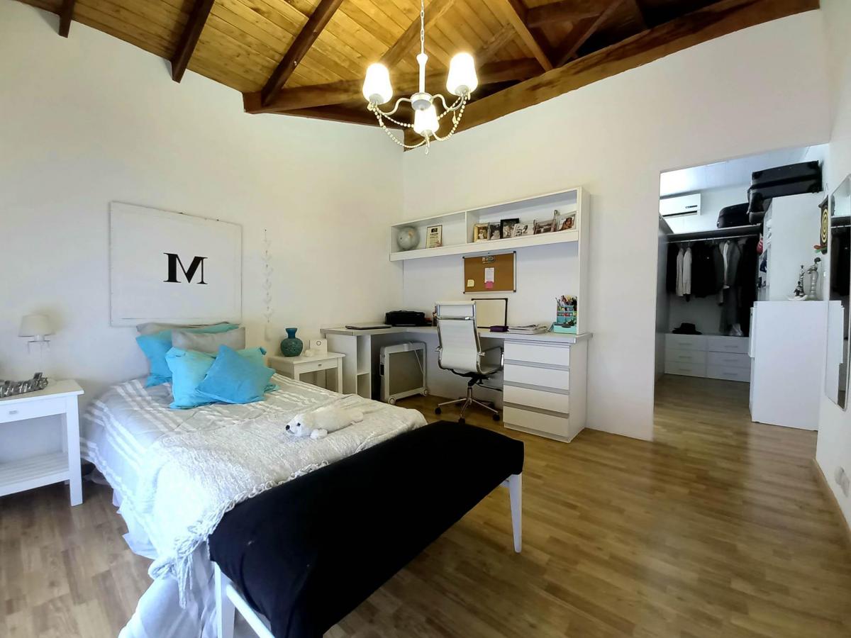 Casa 4 Ambientes con Pileta en Castelar 1