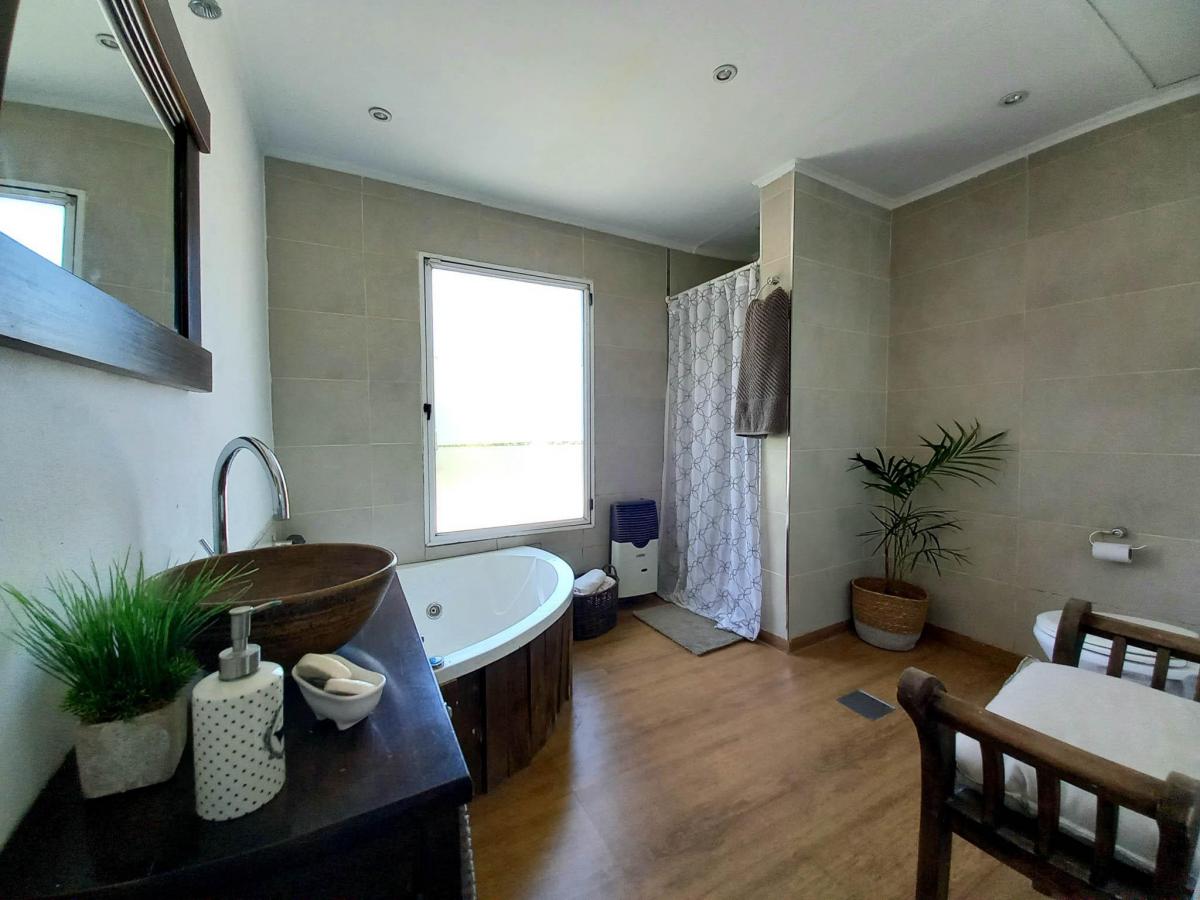 Casa 4 Ambientes con Pileta en Castelar 2