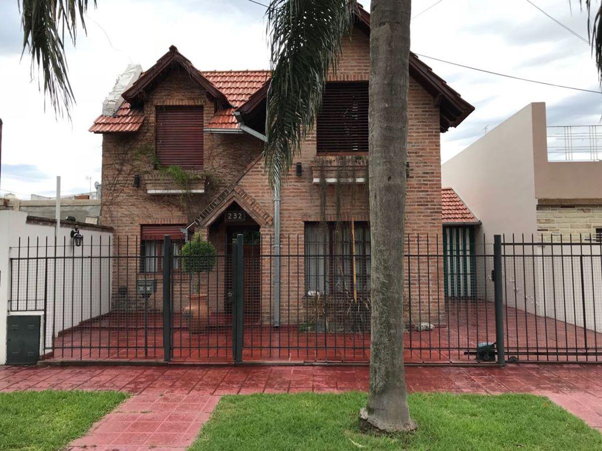 Casa 5 ambientes con jardin en Castelar
