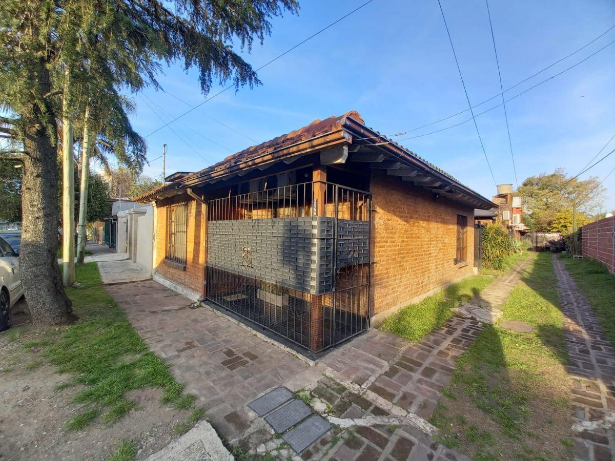Casa PH 3 ambientes al frente con patio en Castelar