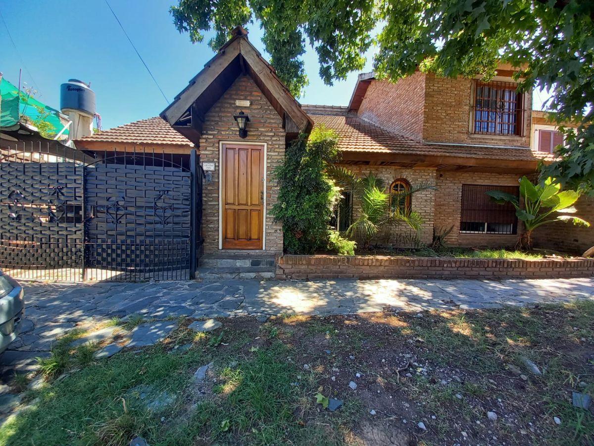 Casa 7 ambientes con jardin en Castelar