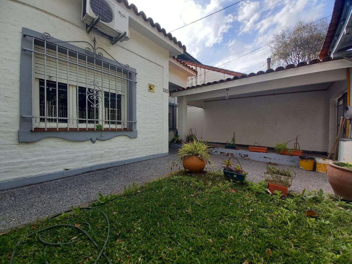 Casa 3 ambientes con parque en Castelar