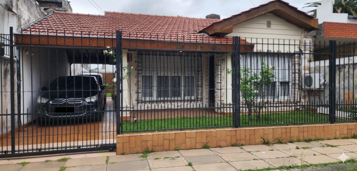 Casa 3 ambientes con parque en Castelar