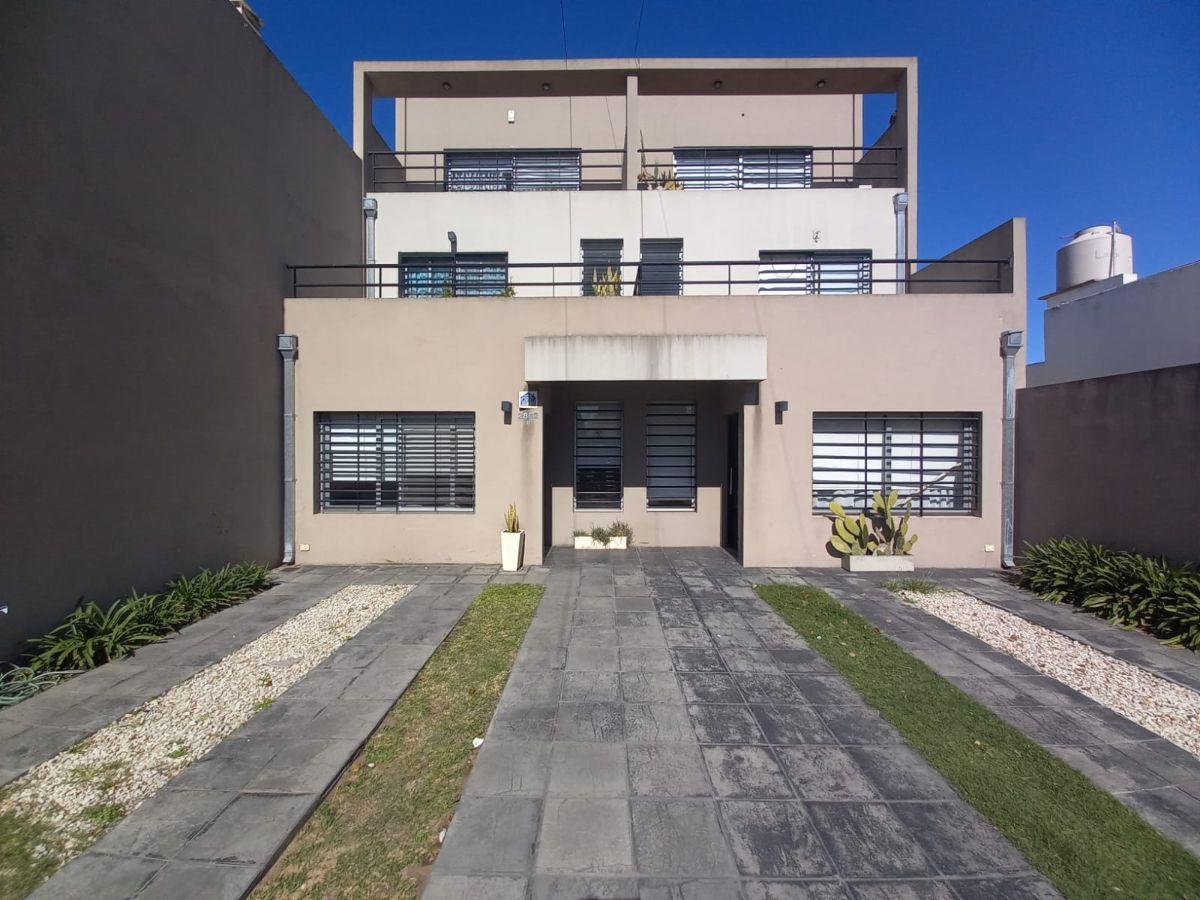 Casa triplex 4 ambientes con jardin en Castelar