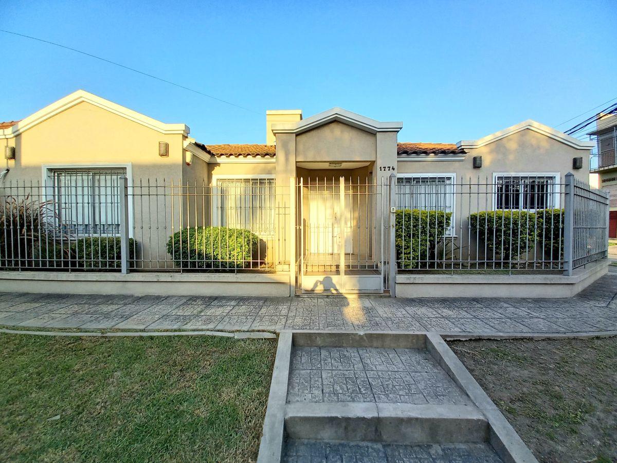 Casa PH 4 ambientes con pileta en Castelar