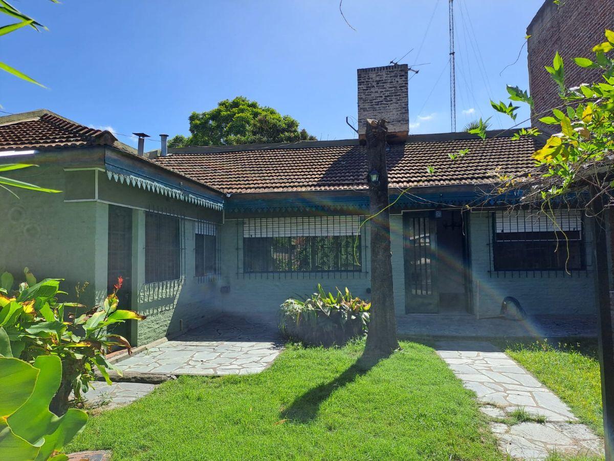 Casa 2 ambientes con jardin y cochera en Castelar