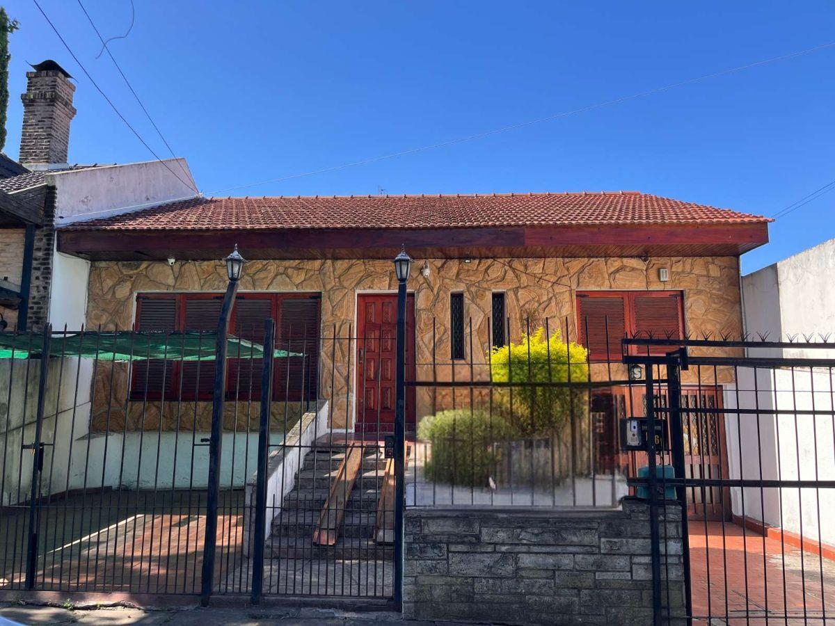Chalet 4 ambientes con jardin en Castelar