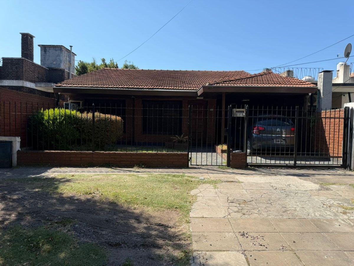 Casa 4 ambientes con jardin y pileta en Ituzaingó