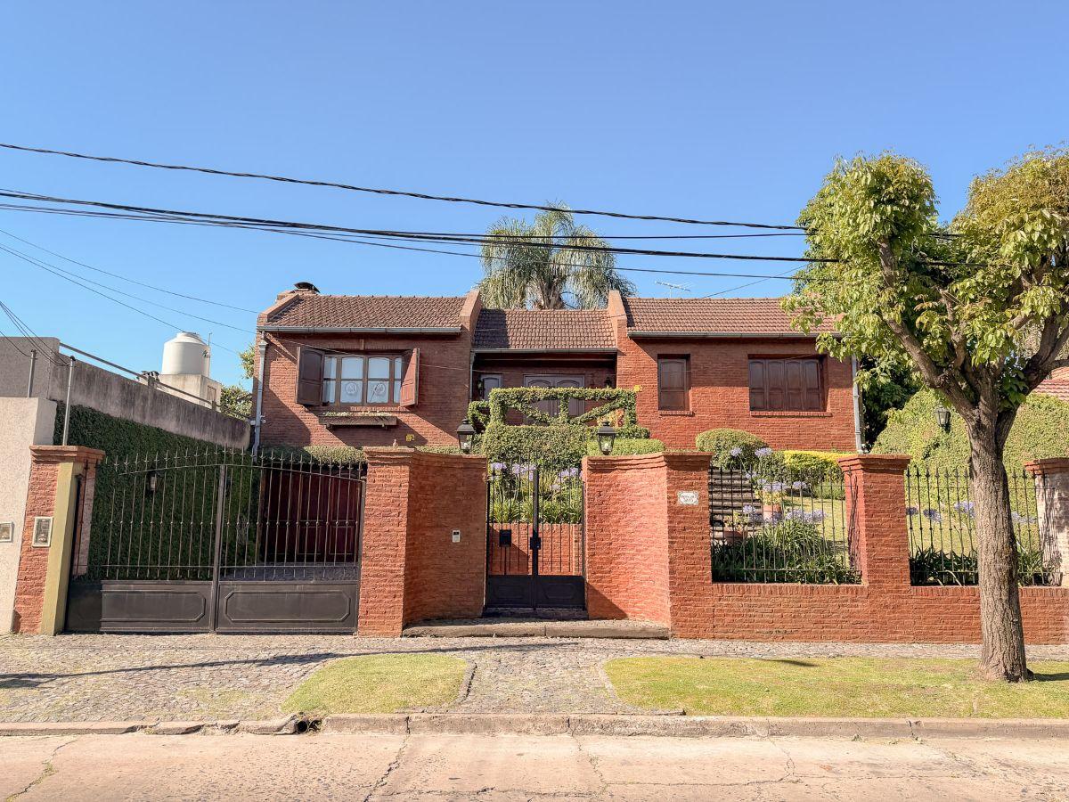 Casa 5 ambientes con pileta en Castelar