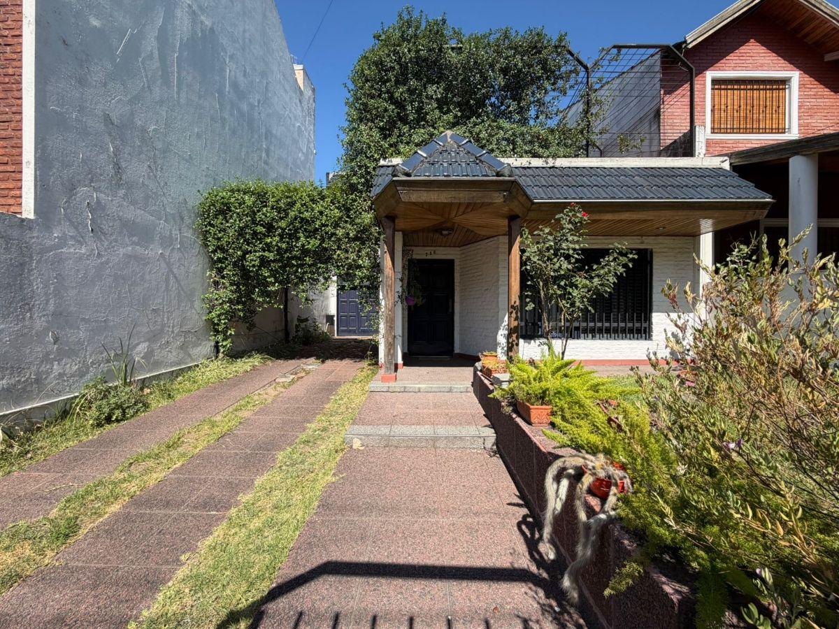 Casa 4 ambientes con jardin en Castelar