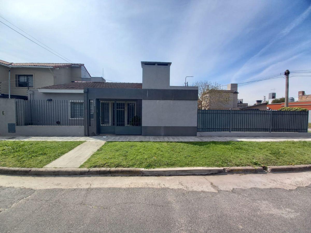Casa 4 ambientes con jardin en Castelar